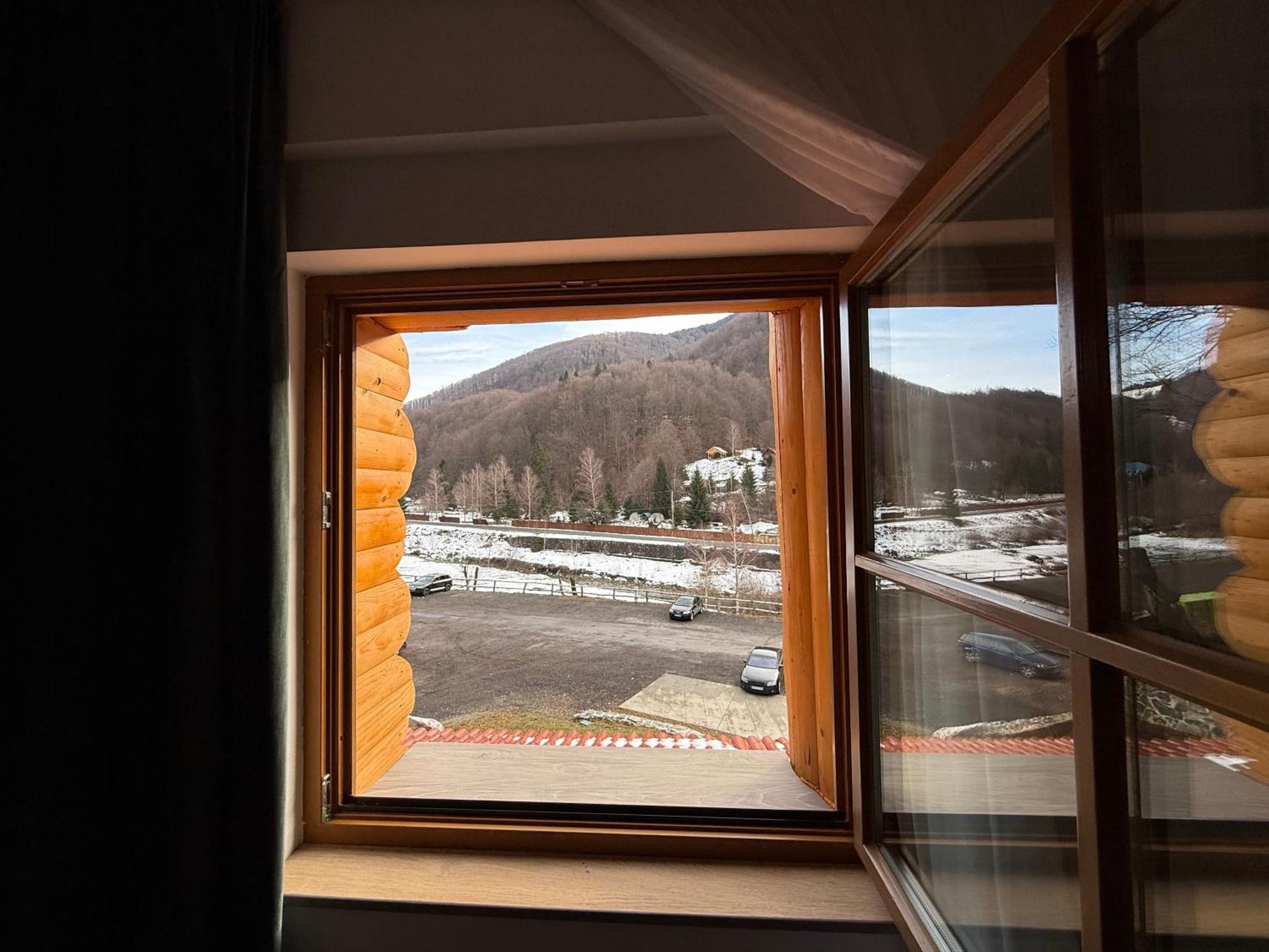Conacul Radacinilor Hotel Petrosani Luaran gambar