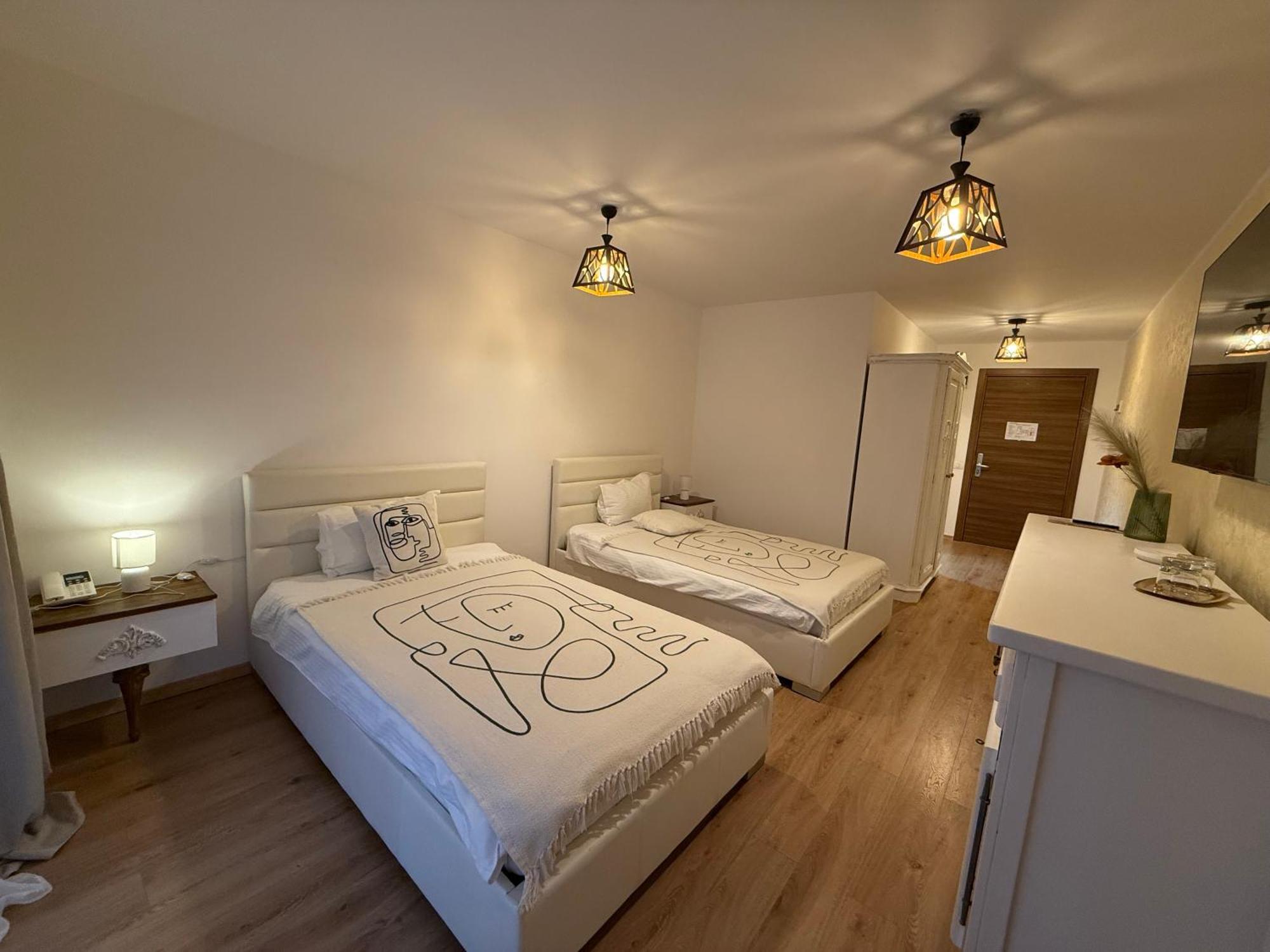 Conacul Radacinilor Hotel Petrosani Luaran gambar